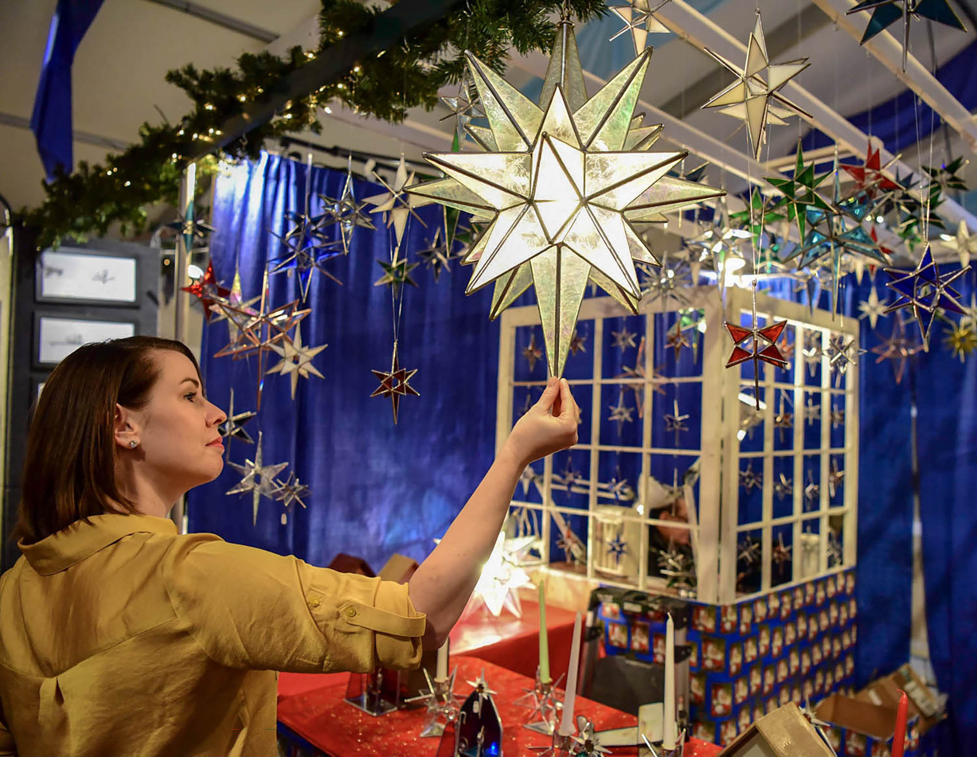 Admirant les ornements d’étoiles moraves au Christkindlmarkt à Bethlehem, en Pennsylvanie; Crédit : Discover Lehigh Valley
