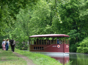 Kostümierte Darsteller ziehen ein Boot entlang des Lehigh Canal im Lehigh Valley, Pennsylvania; Credit: Discover Lehigh Valley