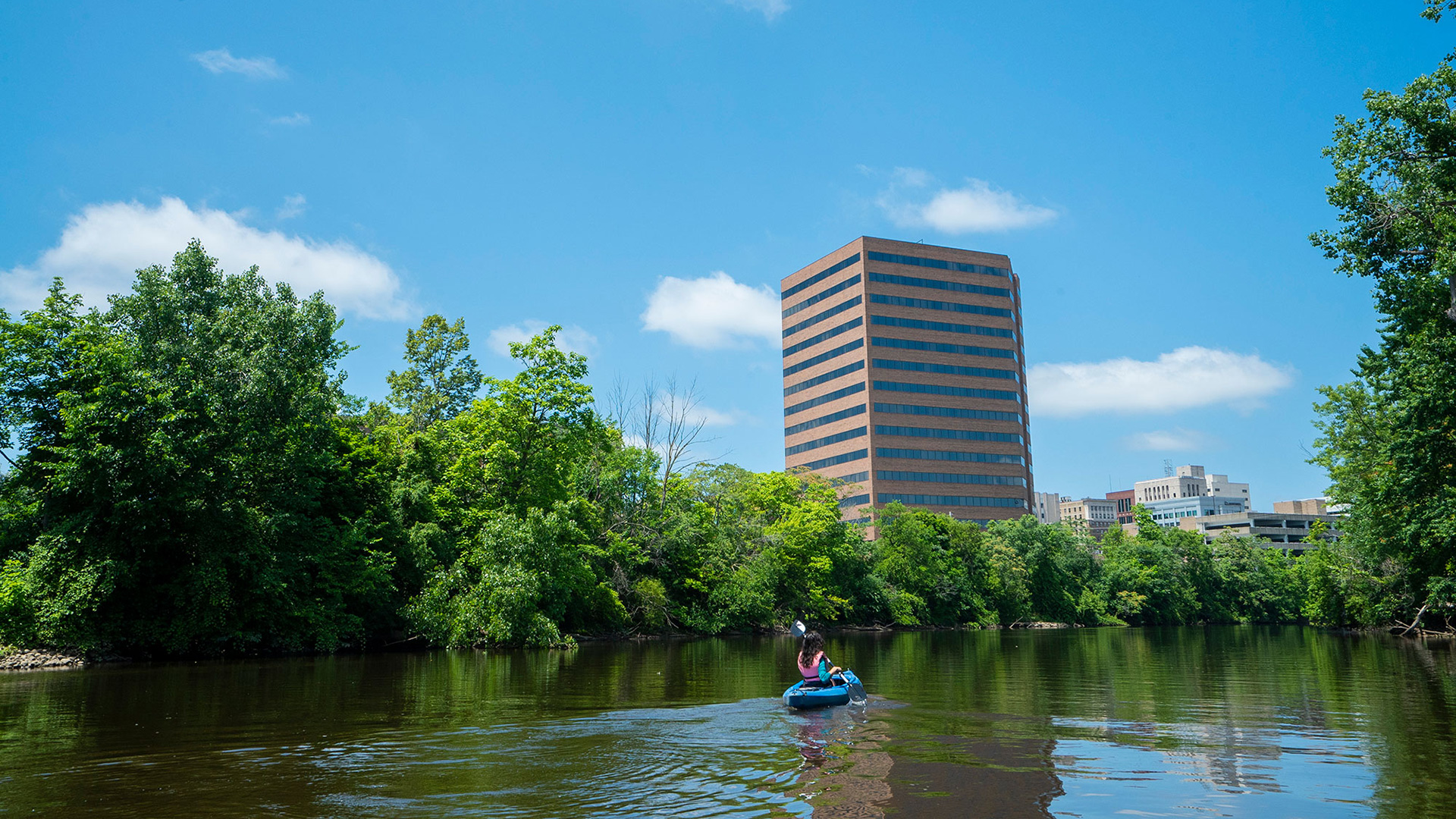 Un kayakiste sur la rivière Grand à Lansing, Michigan