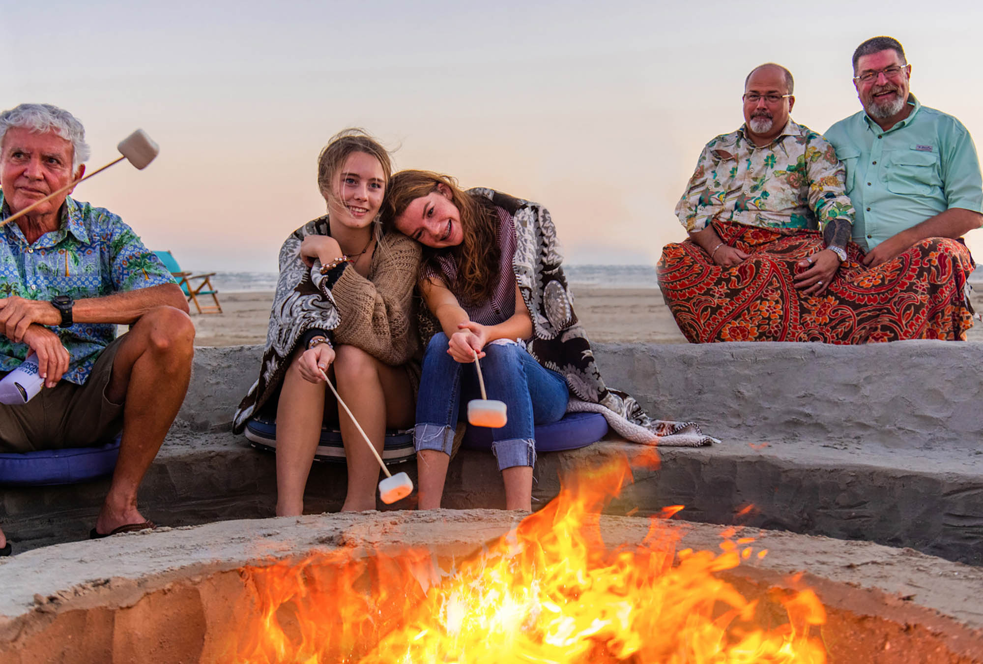 Pessoas assando marshmallows na praia em Port Aransas, Texas