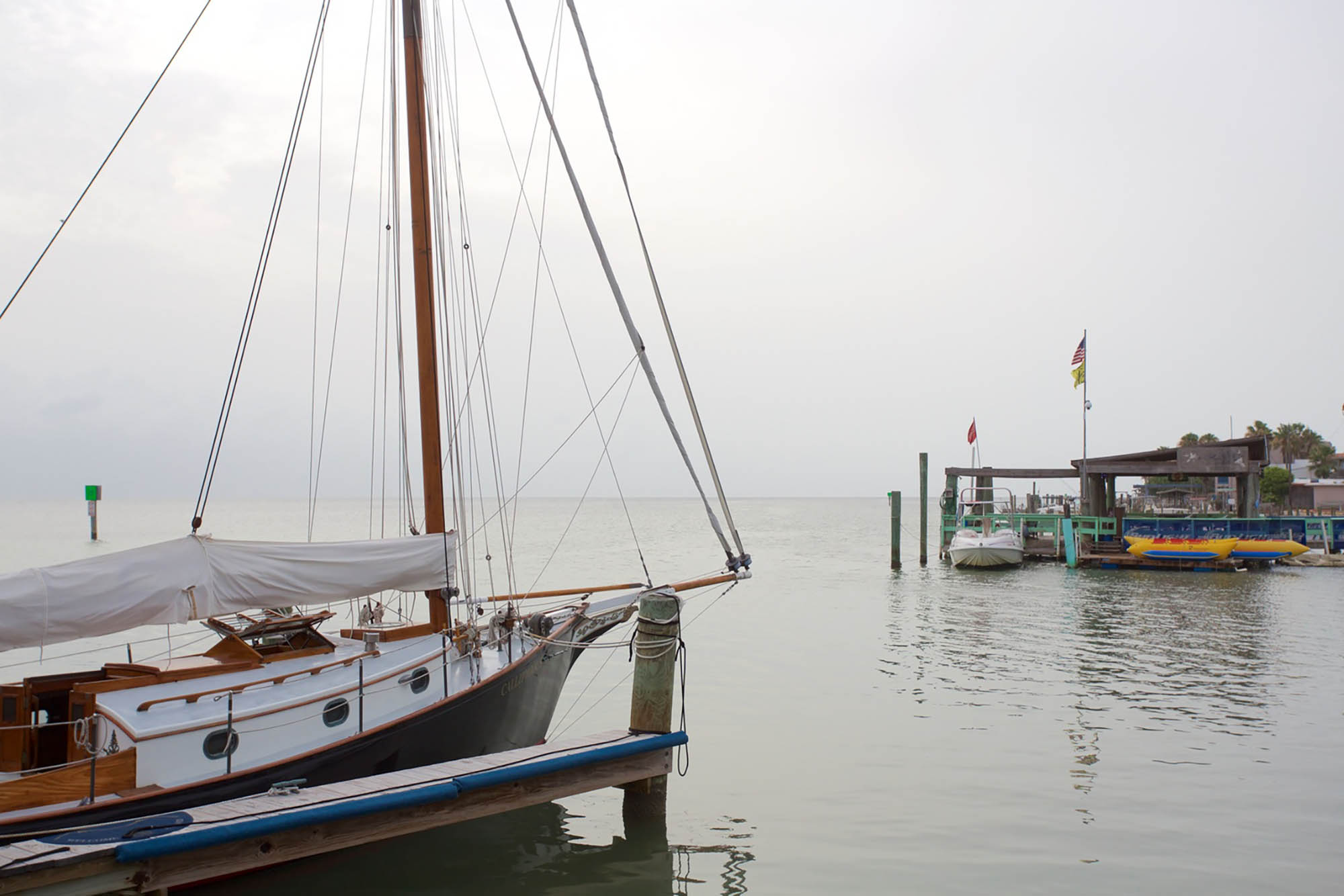 Un voilier amarré à South Padre Island, Texas