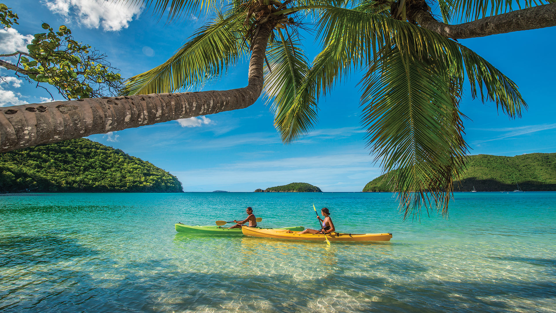 Un couple faisant du kayak au large de St. John, îles Vierges des États-Unis; Crédit : îles Vierges des États-Unis Département du tourisme