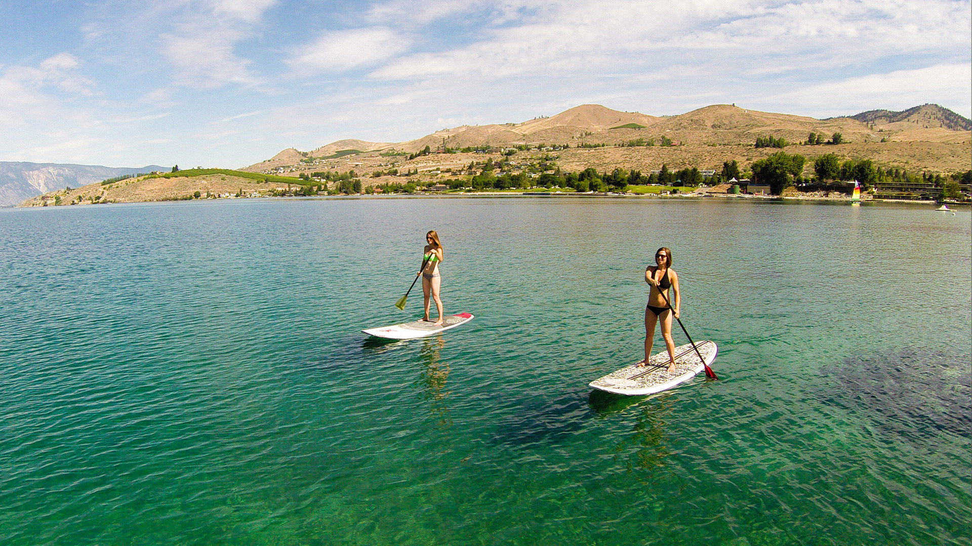 Du paddleboard sur le lac Chelan, près de Chelan, dans l'État de Washington ; Crédit : Chambre de commerce du lac Chelan