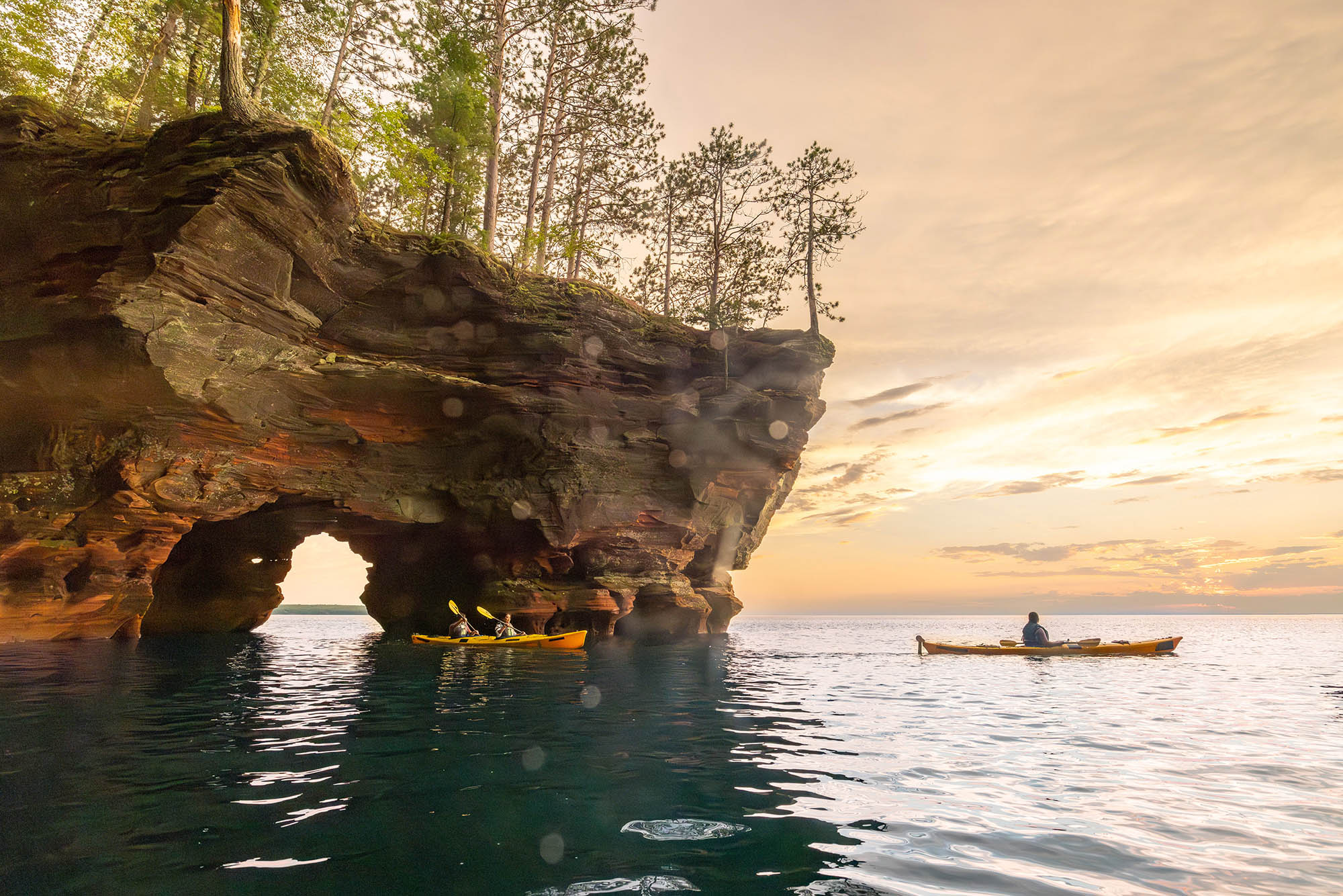 Kayakistas remando cerca de las cuevas marinas en el Parque Nacional de las Islas Apóstoles, en Wisconsin