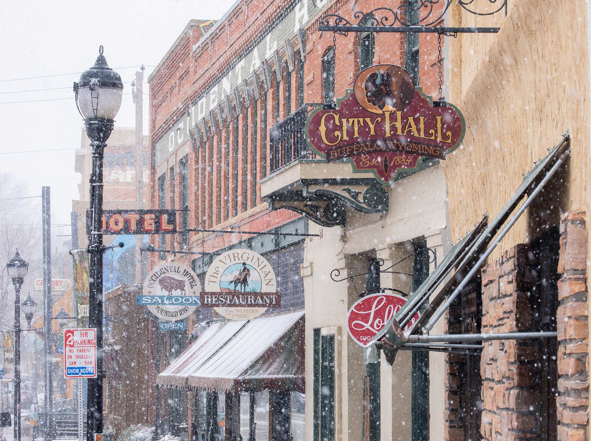 Un día nevado en el centro de Buffalo, Wyoming