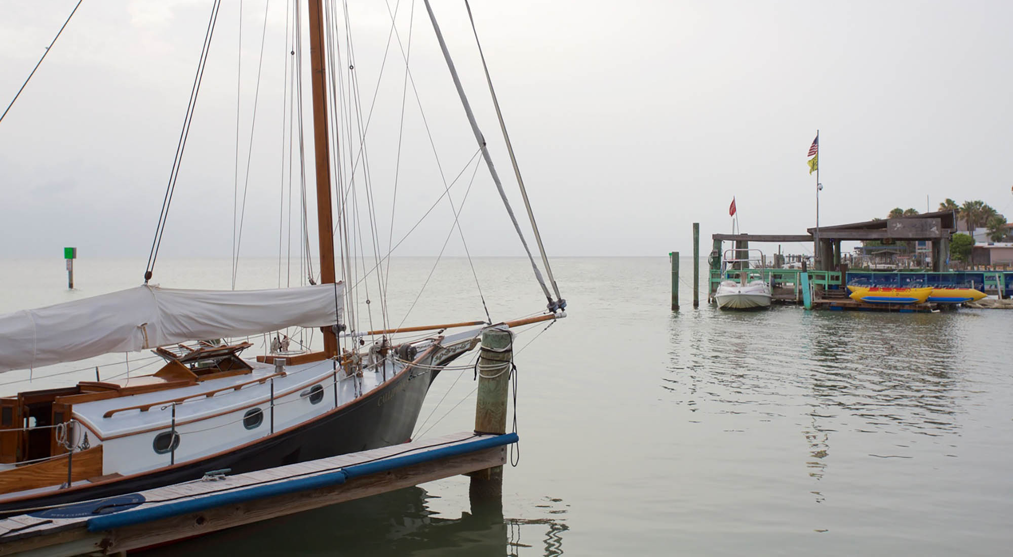 South Padre Island, 텍사스주에 정박한 돛단배