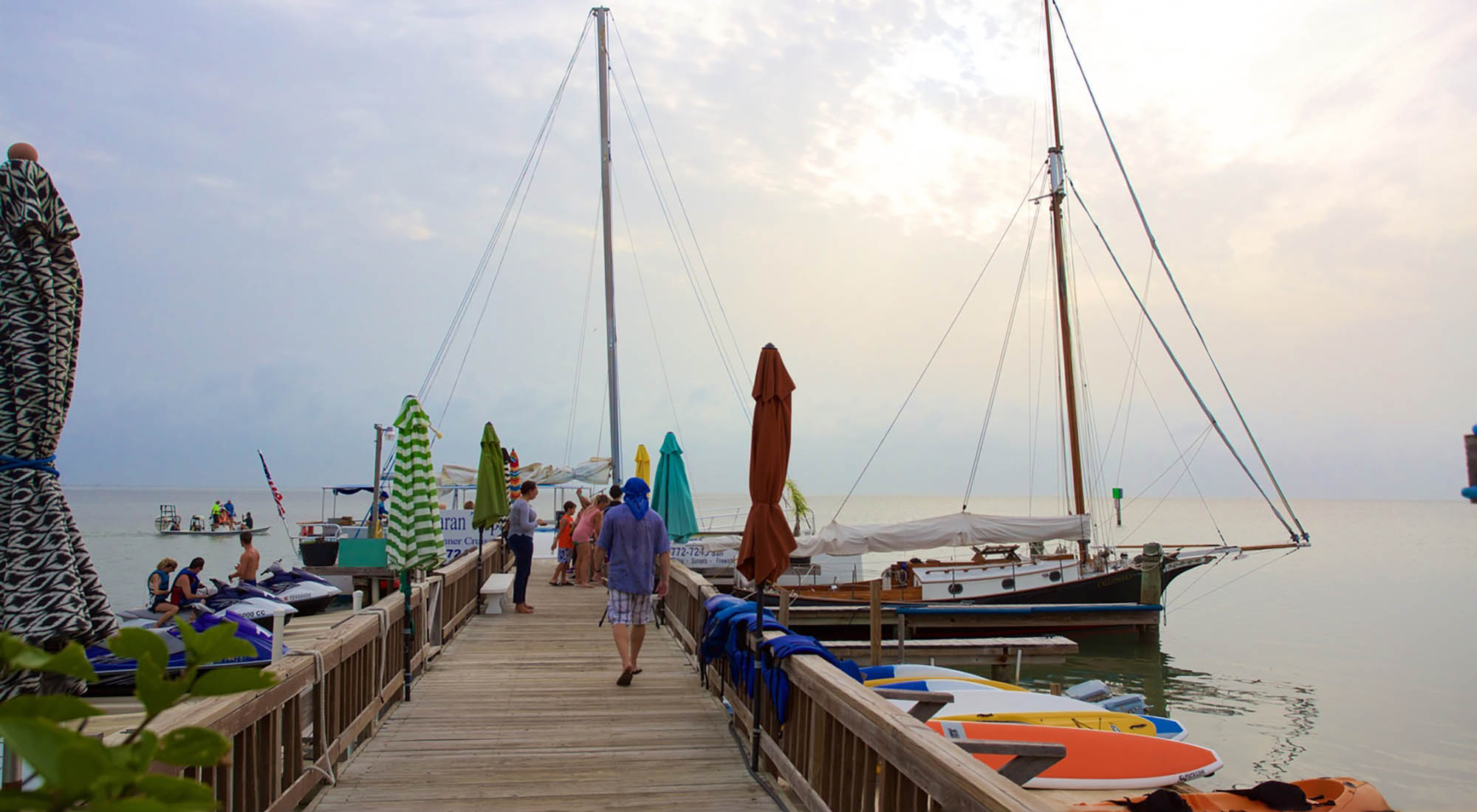 텍사스주 South Padre Island의 선착장에 정박된 요트들