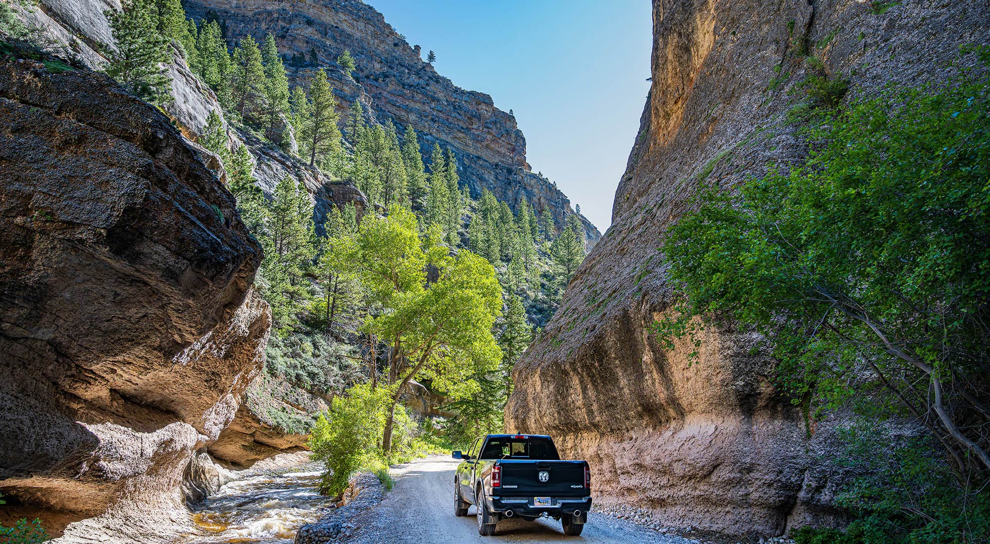 Dirigindo pelo Crazy Woman Canyon, perto de Buffalo, Wyoming; Crédito: Chad Coppess