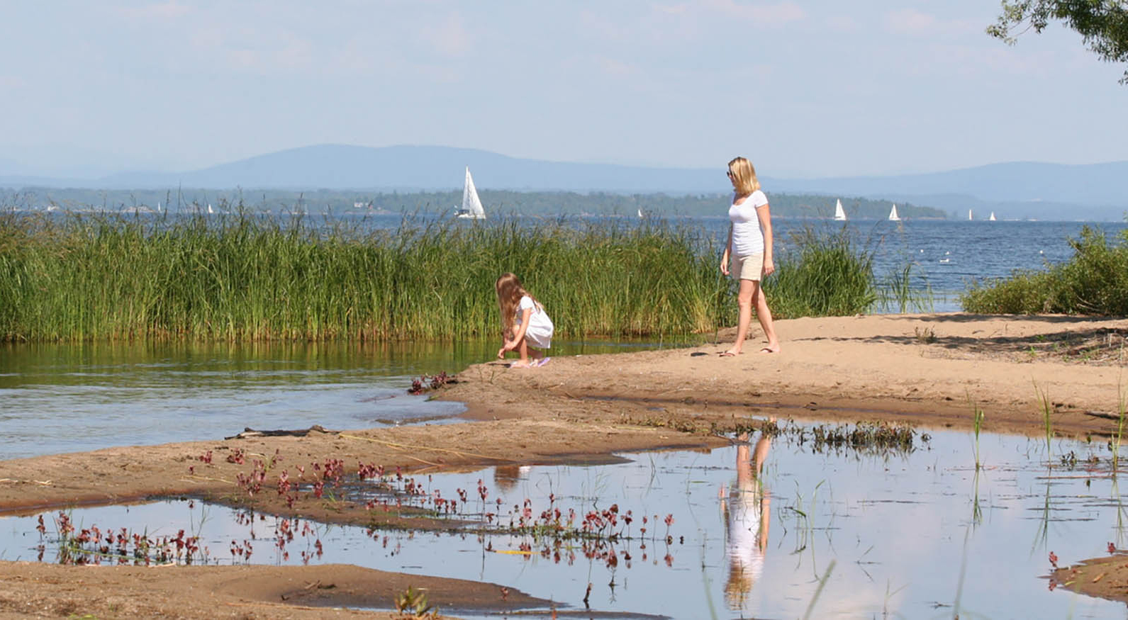 Explorer les rives de lac Champlain à Plattsburgh, New York; Crédit : Bureau des visiteurs de la côte des Adirondacks