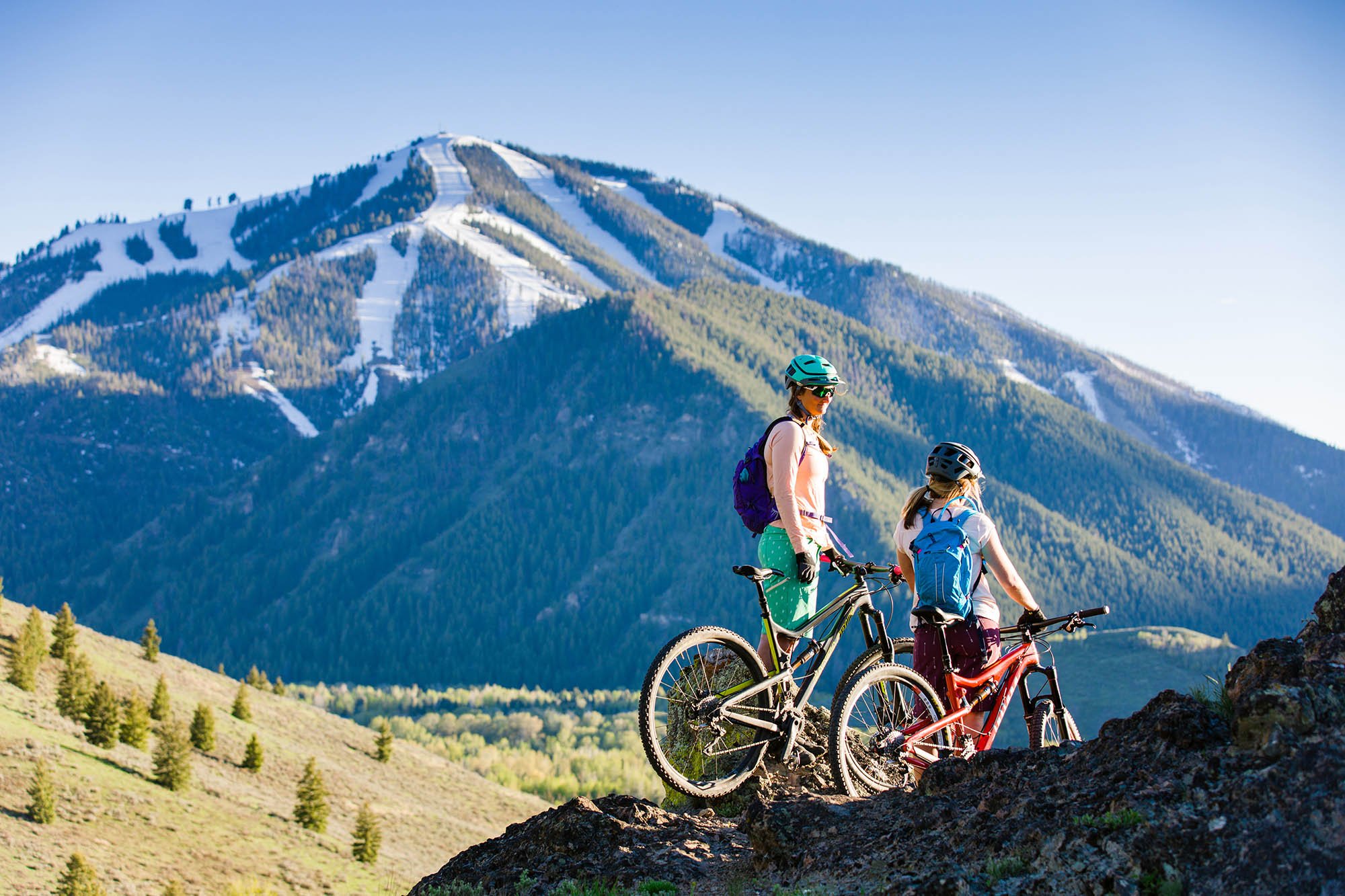 Randonnée à vélo sur le sentier White Clouds près de Ketchum, Idaho; Crédit : Ray J. Gadd/Visit Sun Valley