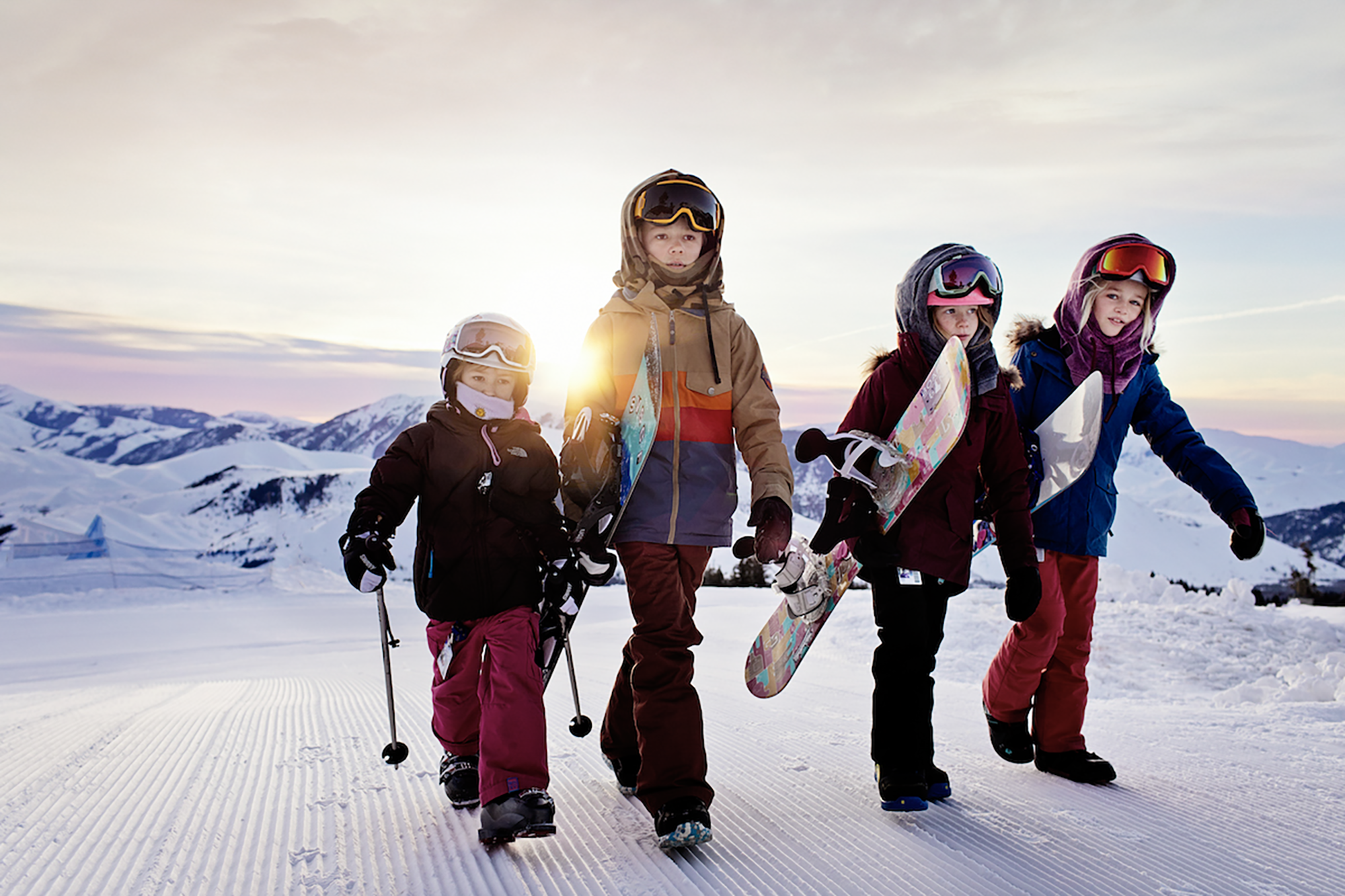 Des enfants skient à Bald Mountain, à Ketchum Idaho; Crédit : Hillary Maybery / Visit Sun Valley