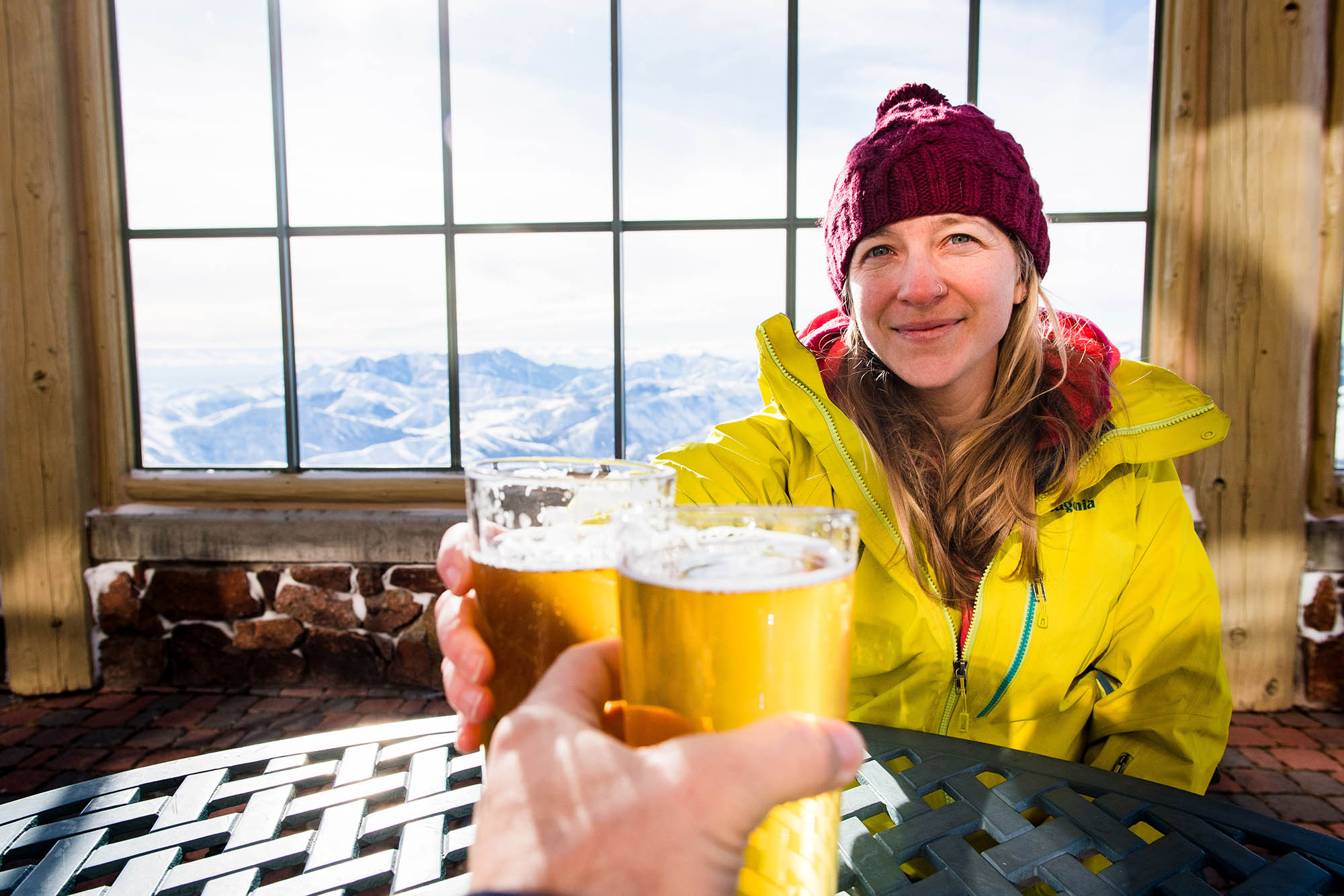 En train de déguster une pinte au Seattle Lodge à Ketchum, Idaho; Crédit : Mike Schirf/Visit Sun Valley