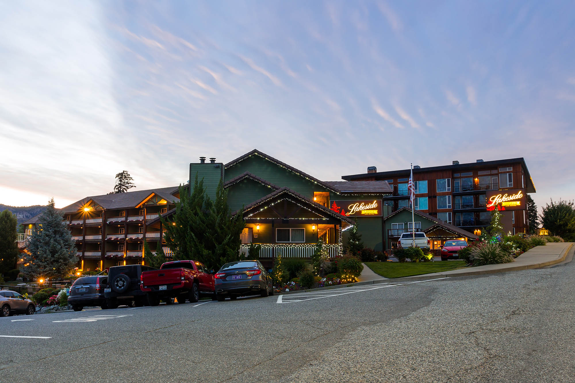 Lakeside Lodge & Suites in Chelan, Washington; Credit: Victoria Ditkovsky / Shutterstock.com
