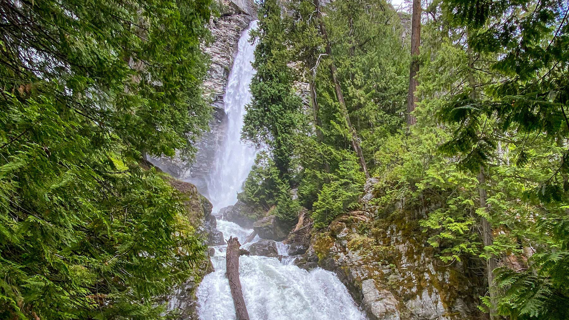 Les chutes Rainbow à Stehekin, dans l'État de Washington