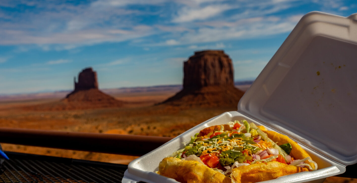 Taco navajo servido no Monument Valley Navajo Tribal Park, Arizona