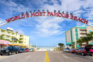 O arco com a inscrição “A Praia Mais Famosa do Mundo” em Daytona Beach, Florida