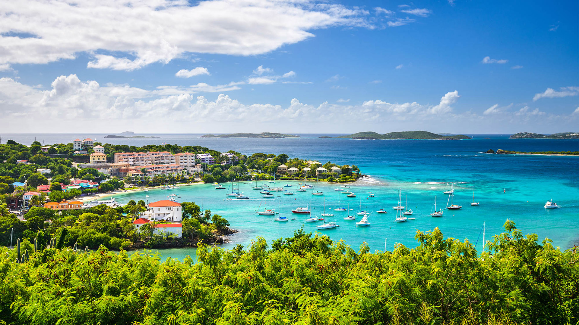 Bateaux mouillés dans Cruz Bay, St. John, îles Vierges des États-Unis
