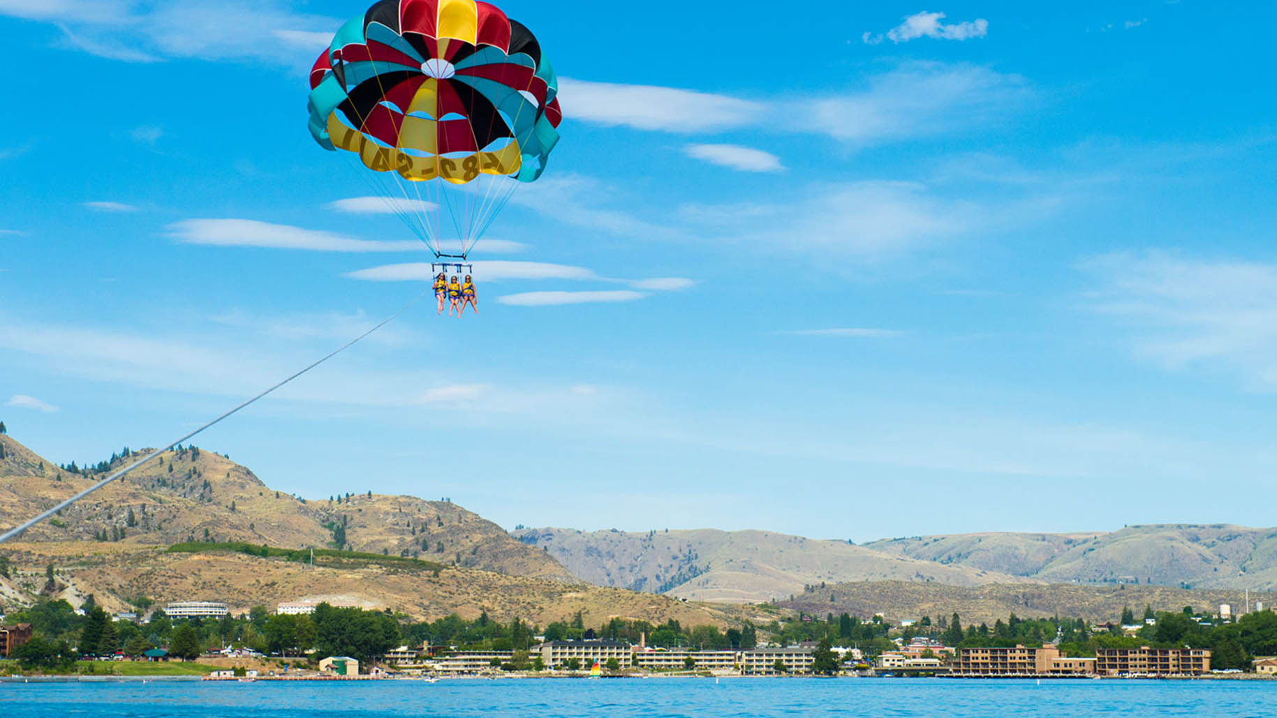 Parachute ascensionnel au-dessus du lac Chelan, à Chelan, dans l'État de Washington