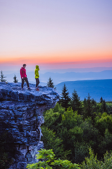 Excursionistas en la reserva Bear Rocks, Virginia-Occidental