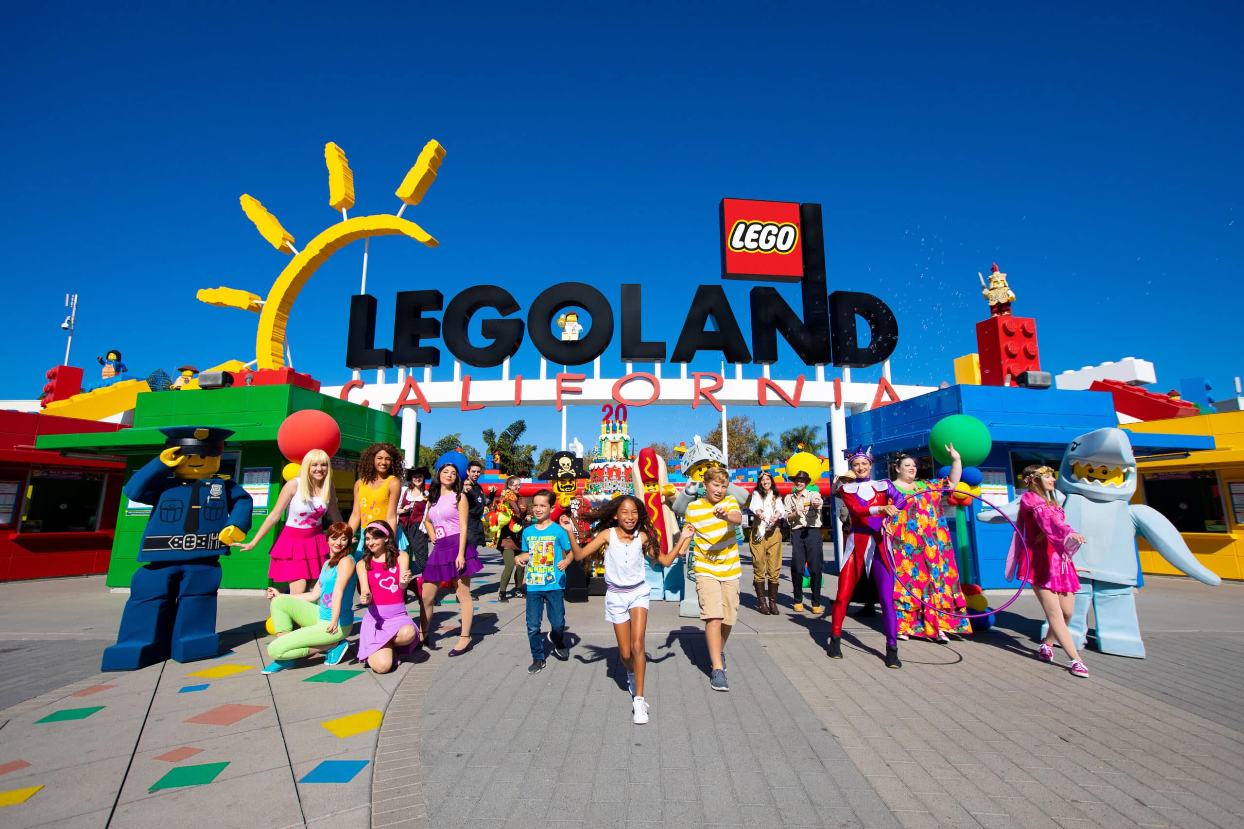 Hay gente en la entrada de Legoland California .