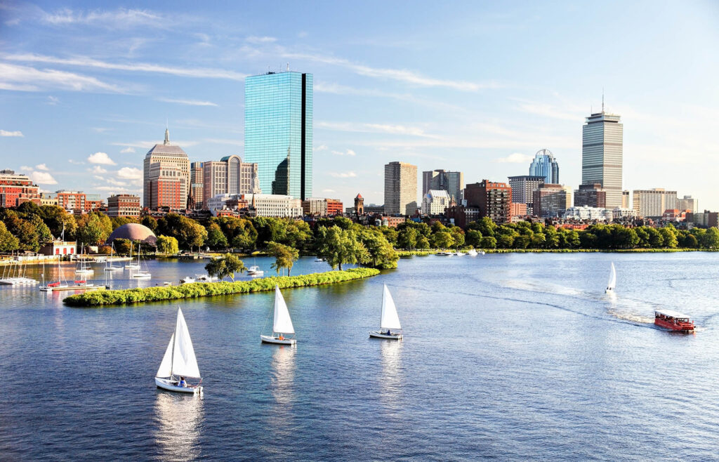 Navegando por el río Charles en Boston, Massachusetts