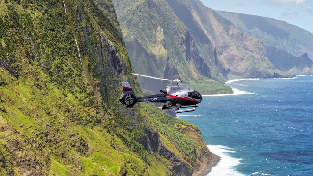 Volo panoramico in elicottero sulle scogliere di Molokai, alle Hawaii; Crediti: Maverick Helicopters