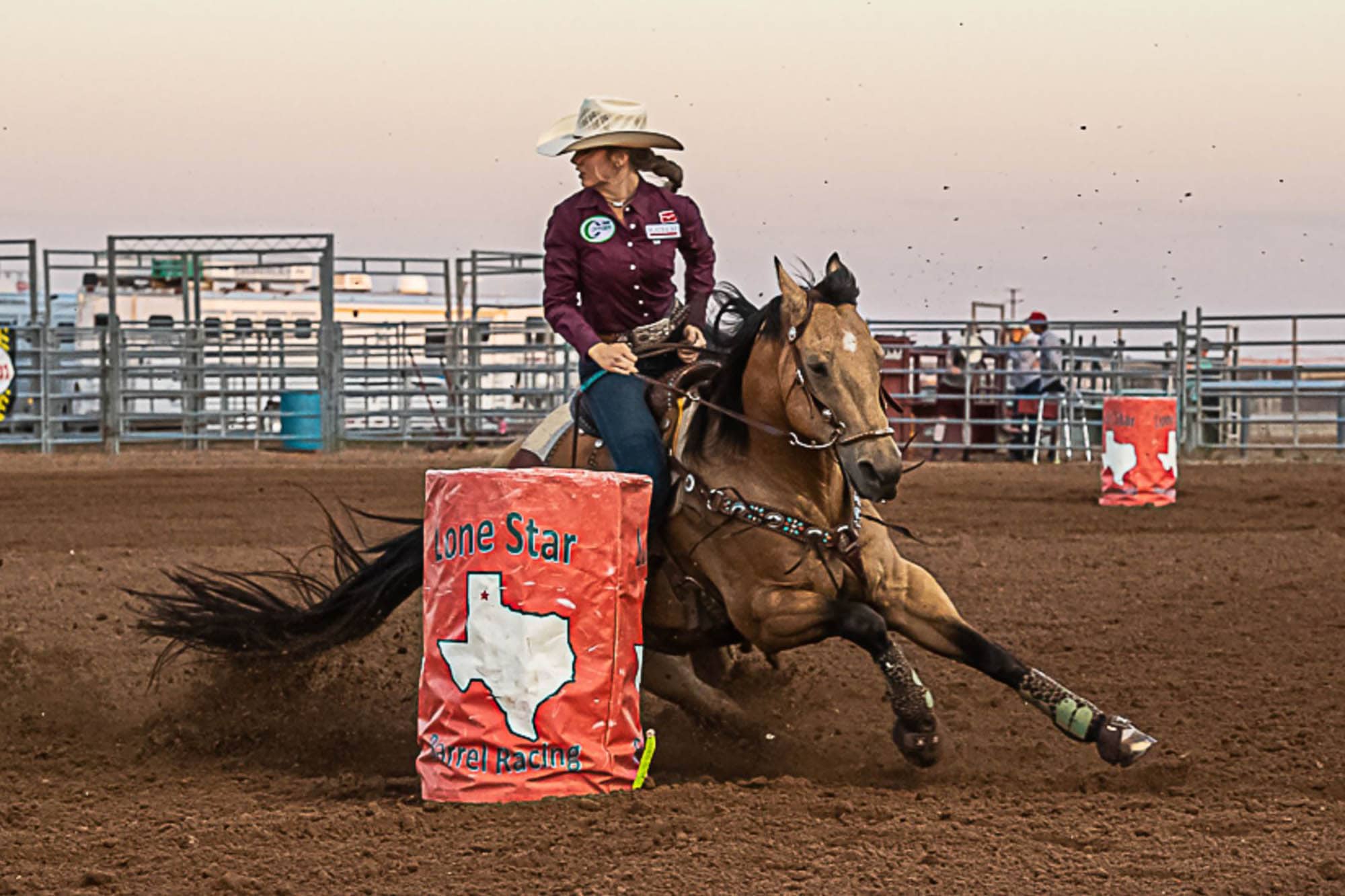 Course de barils de cowgirls lors d'un événement des Will Rogers Range Riders à Amarillo, Texas