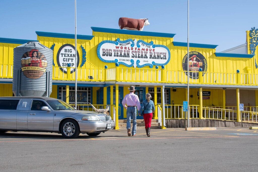 Entrando al Big Texan Steak Ranch en Amarillo, Texas