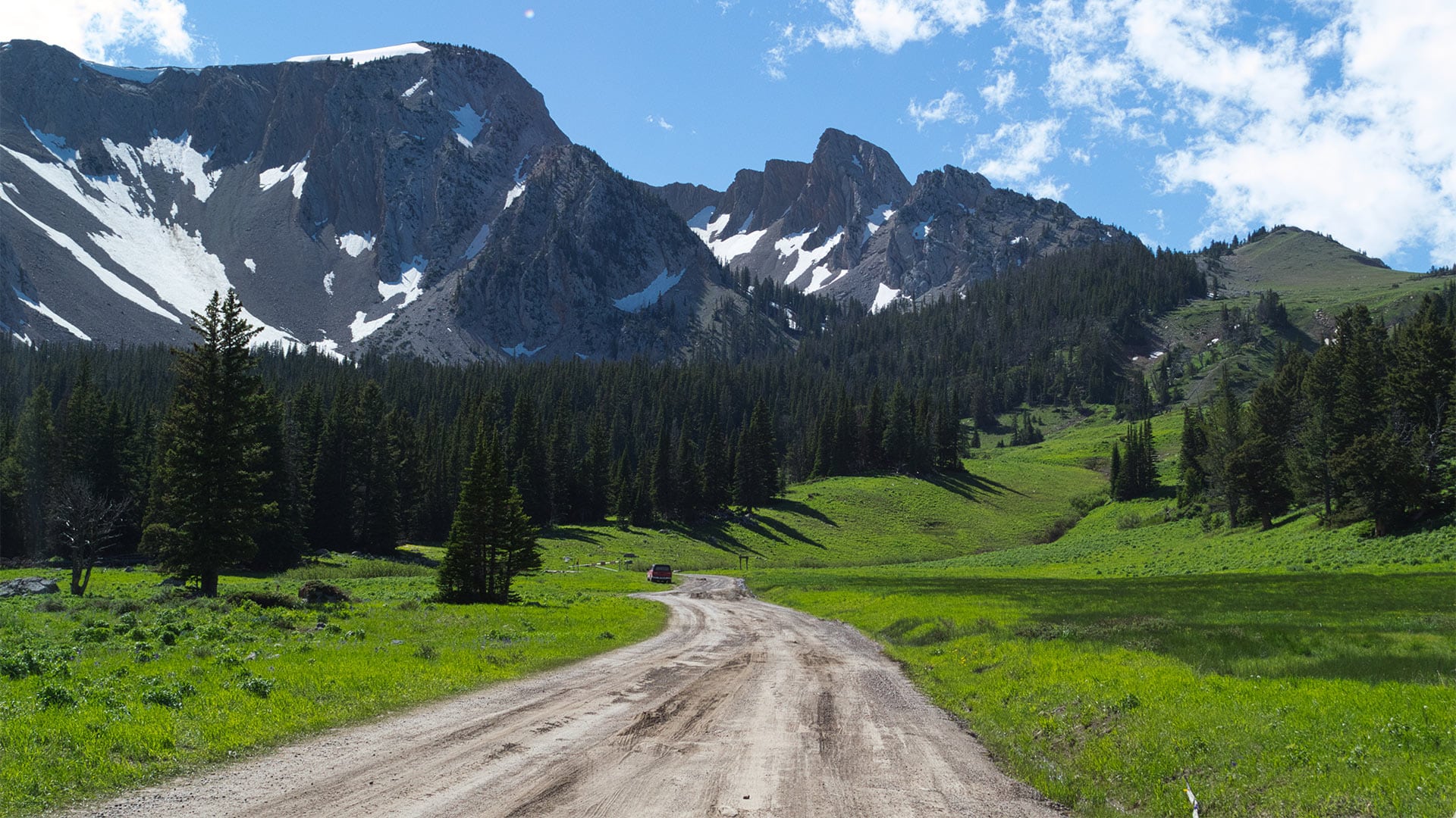 Una carretera a través de las Montañas Bridger cerca de Bozeman, Montana