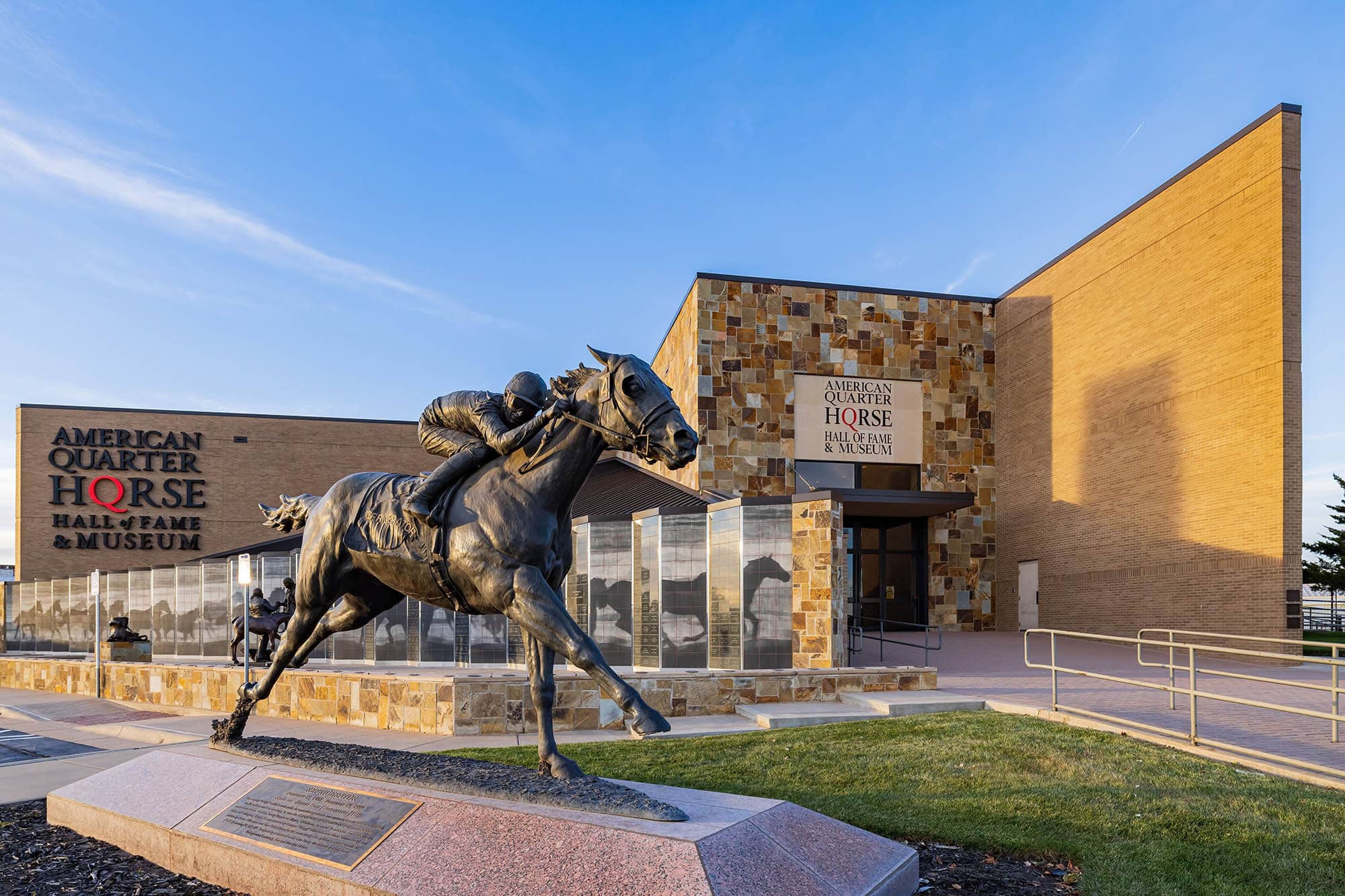 Eine Skulptur vor der American Quarter Horse Hall of Fame & Museum in Amarillo , Texas