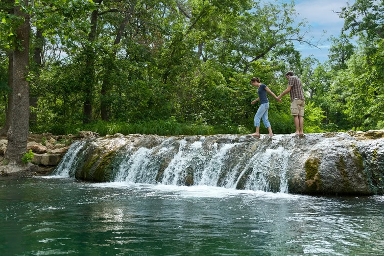 Gente disfrutando de un momento de relax en las cataratas Turner, en Davis, Oklahoma