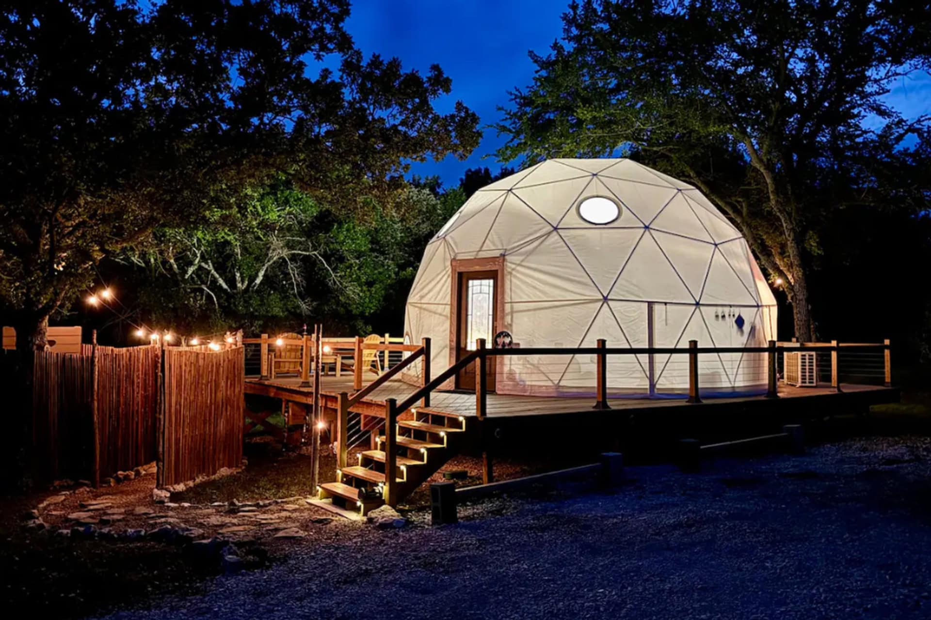 Una cabaña con techo abovedado en 7-Ranch Getaways, en Madill, Oklahoma.