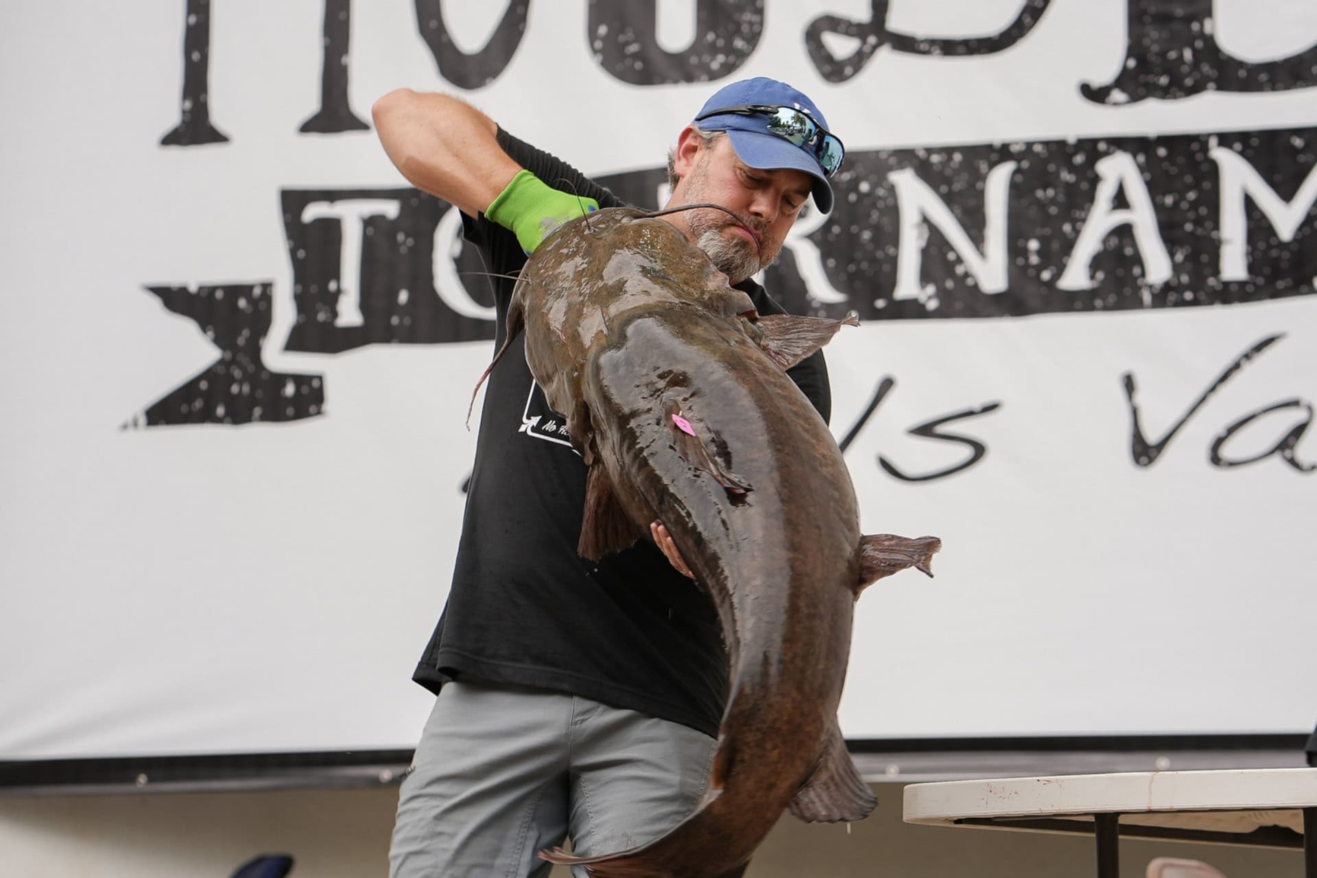 Sosteniendo un bagre gigante en el Torneo Okie Noodling de Pauls Valley, Oklahoma