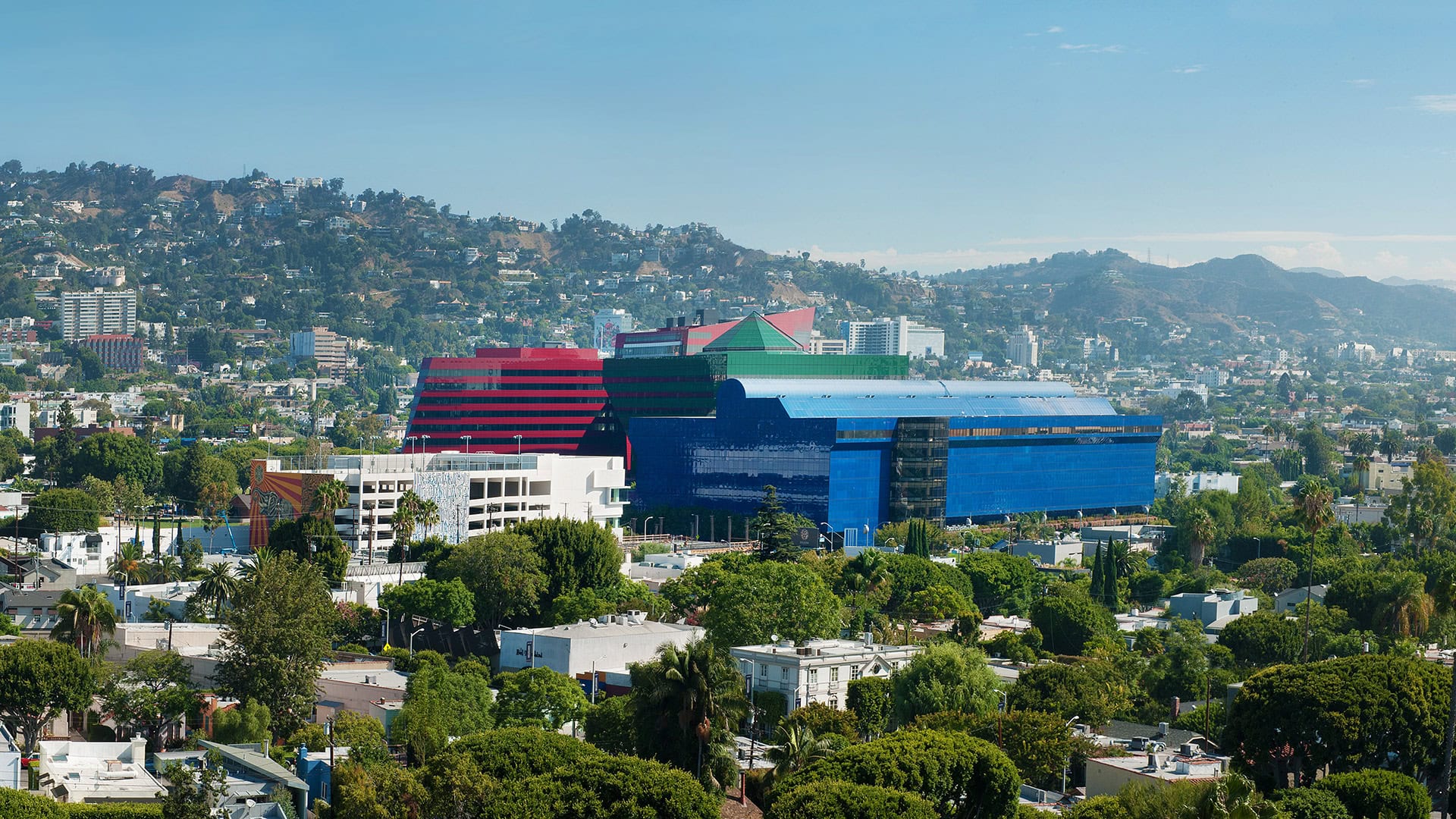 Vista aérea del Pacific Design Center y West Hollywood, California