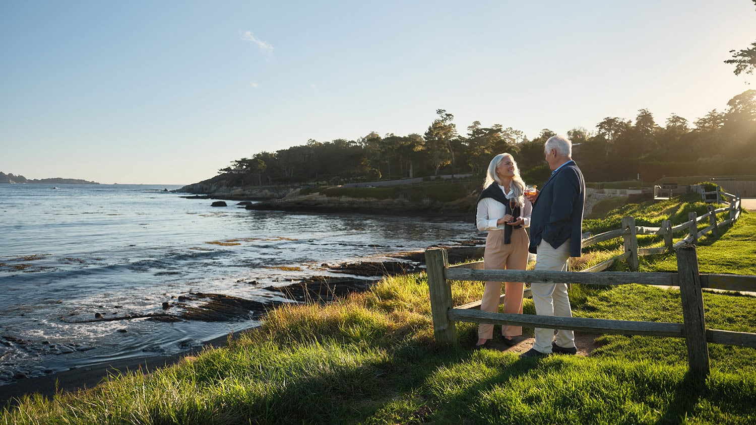 Coppia a Pebble Beach, nella contea di Monterey, in California