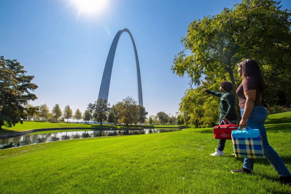 El parque nacional arco Gateway (Gateway Arch National Park) en St. Louis, Misuri