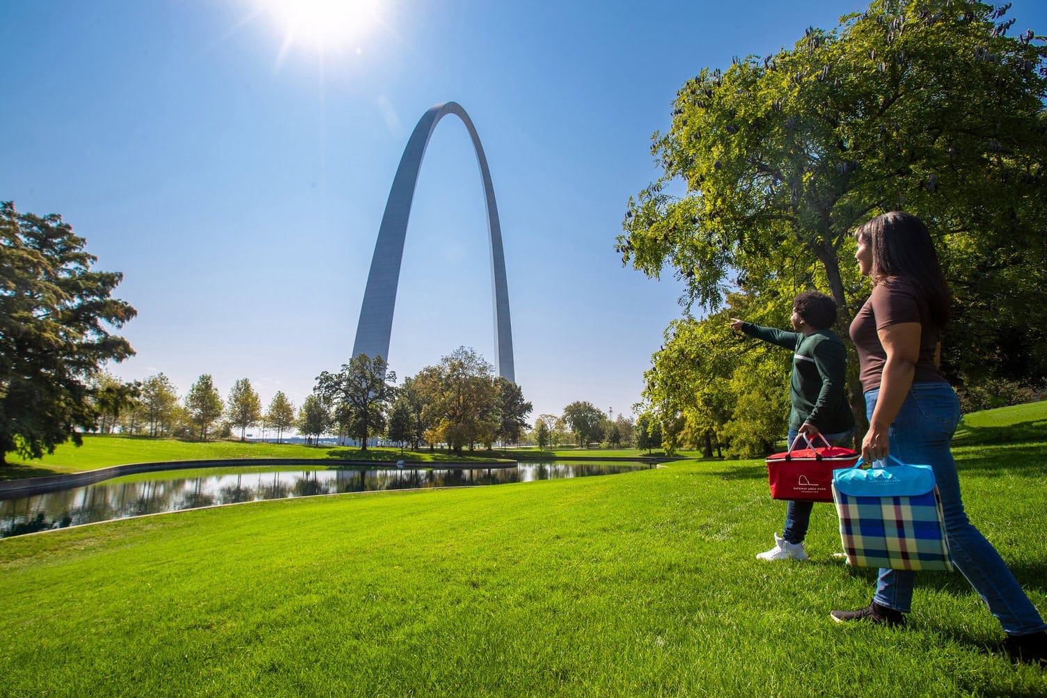 Des gens qui marchent vers le Gateway Arch dans St. Louis , Missouri