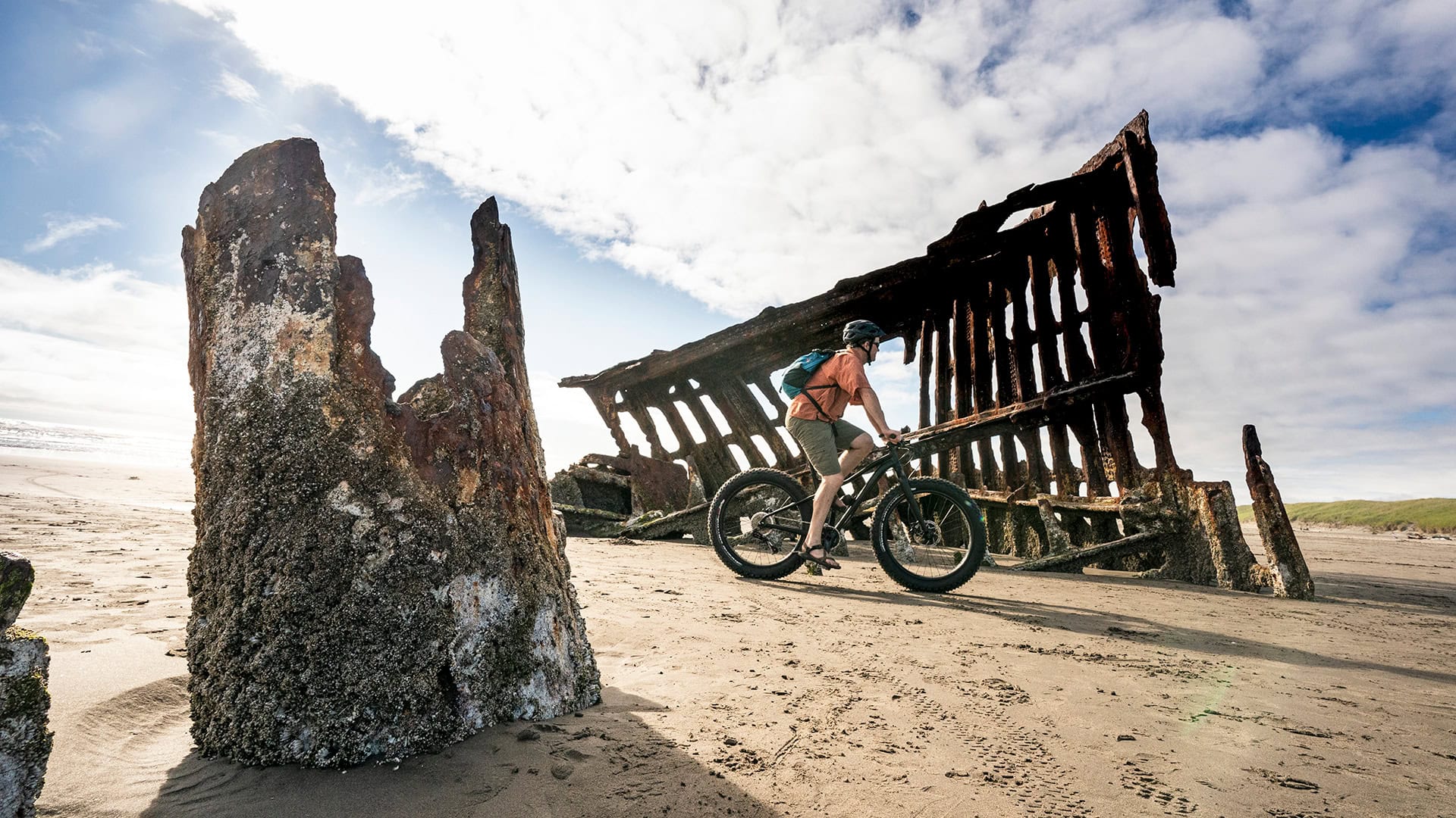 Giro in bicicletta con pneumatici larghi sulla spiaggia vicino ad Astoria, nell'Oregon