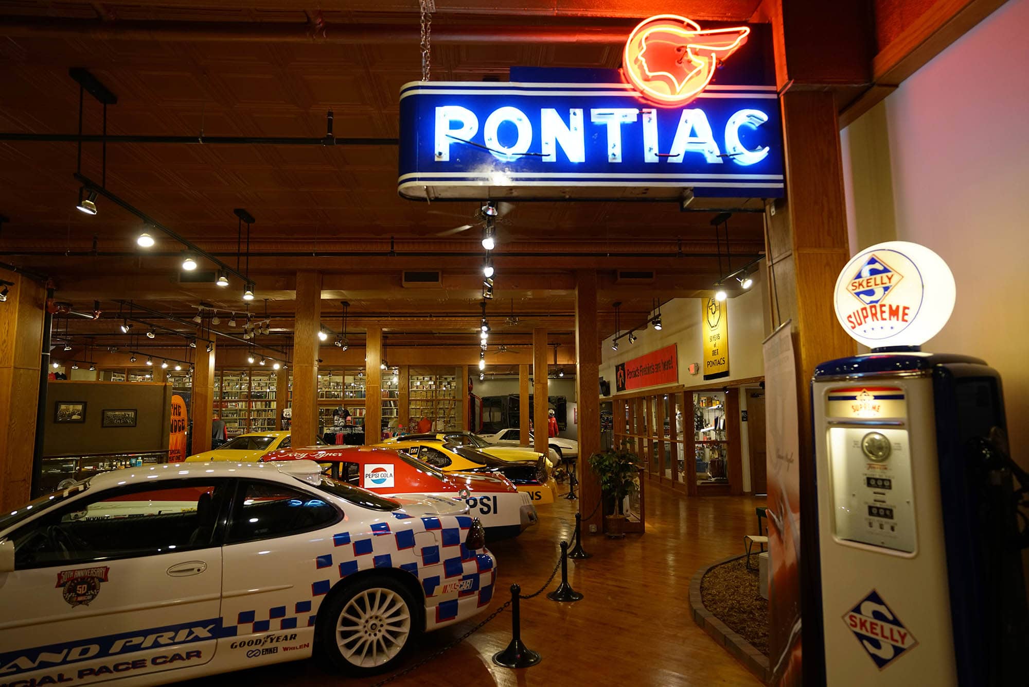 Coches expuestos en el MuseoOakland Pontiac Oakland , en Pontiac, Illinois