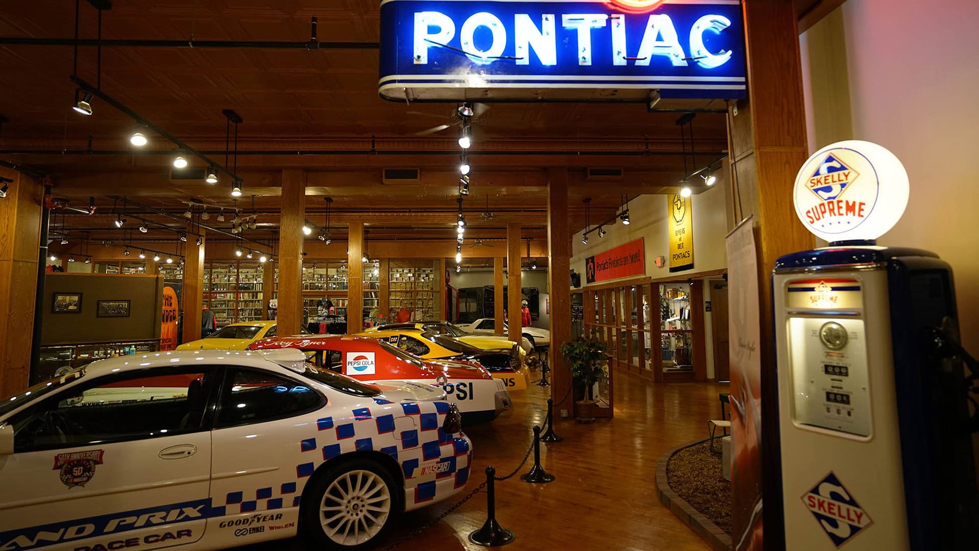 Des voitures exposées au Musée de l'automobile Pontiac Oakland à Pontiac, Illinois ; Crédit : Pontiac Tourism