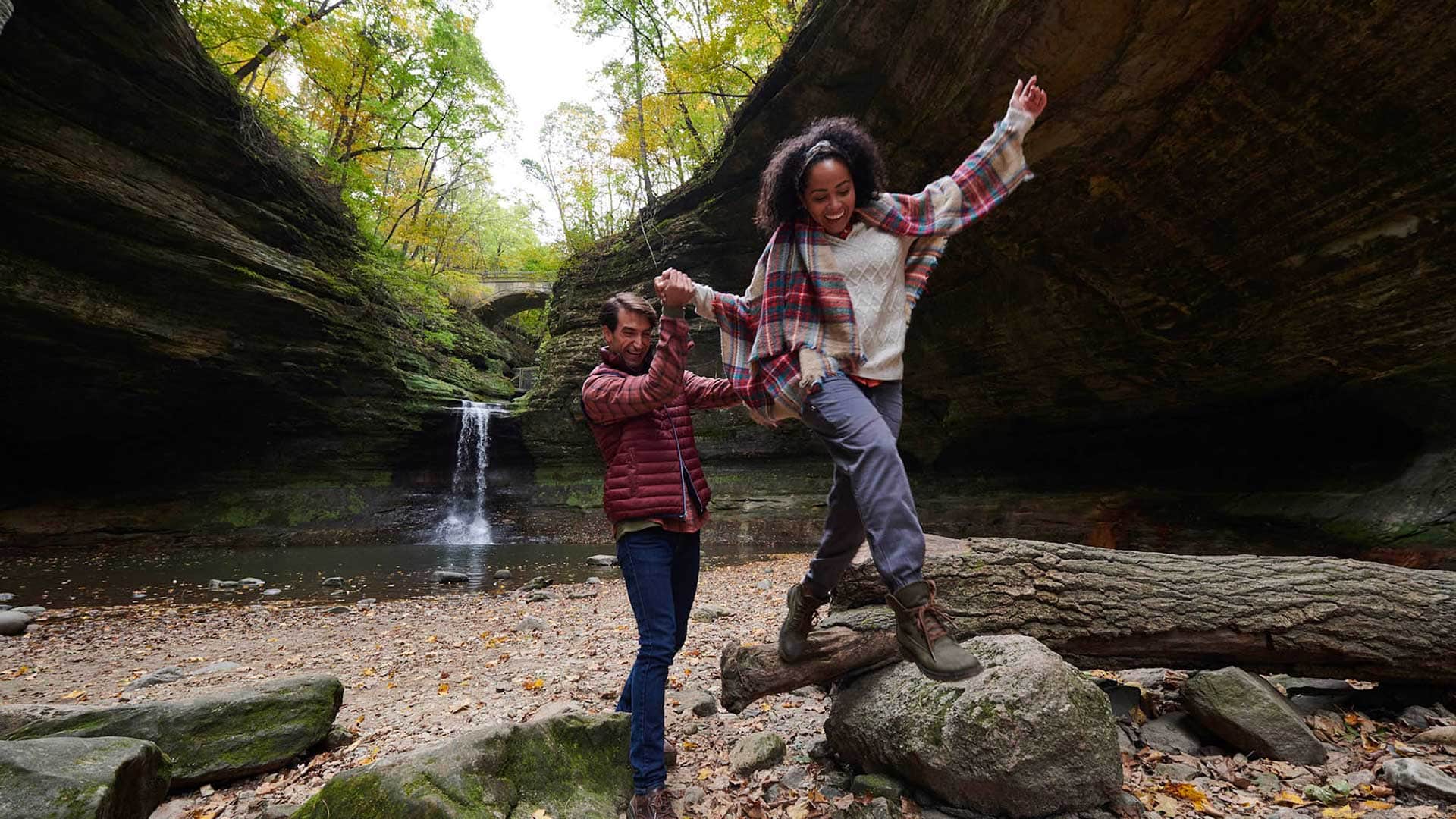 Explorando un cañón de arenisca en el Parque Estatal de Starved Rock, en Illinois