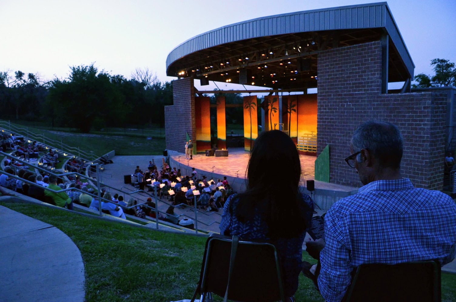 Persone che assistono a un “Moonlight Musical” a Lubbock, in Texas