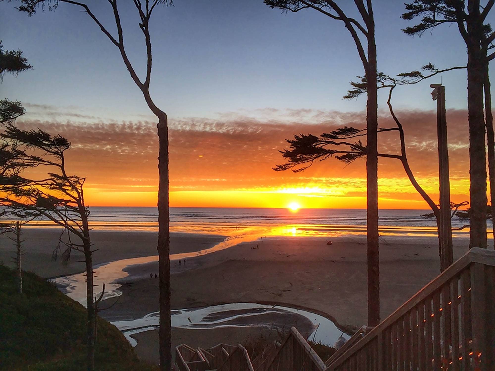 Vista de la puesta de sol desde la playa de Primo, en Seabrook ( Washington)