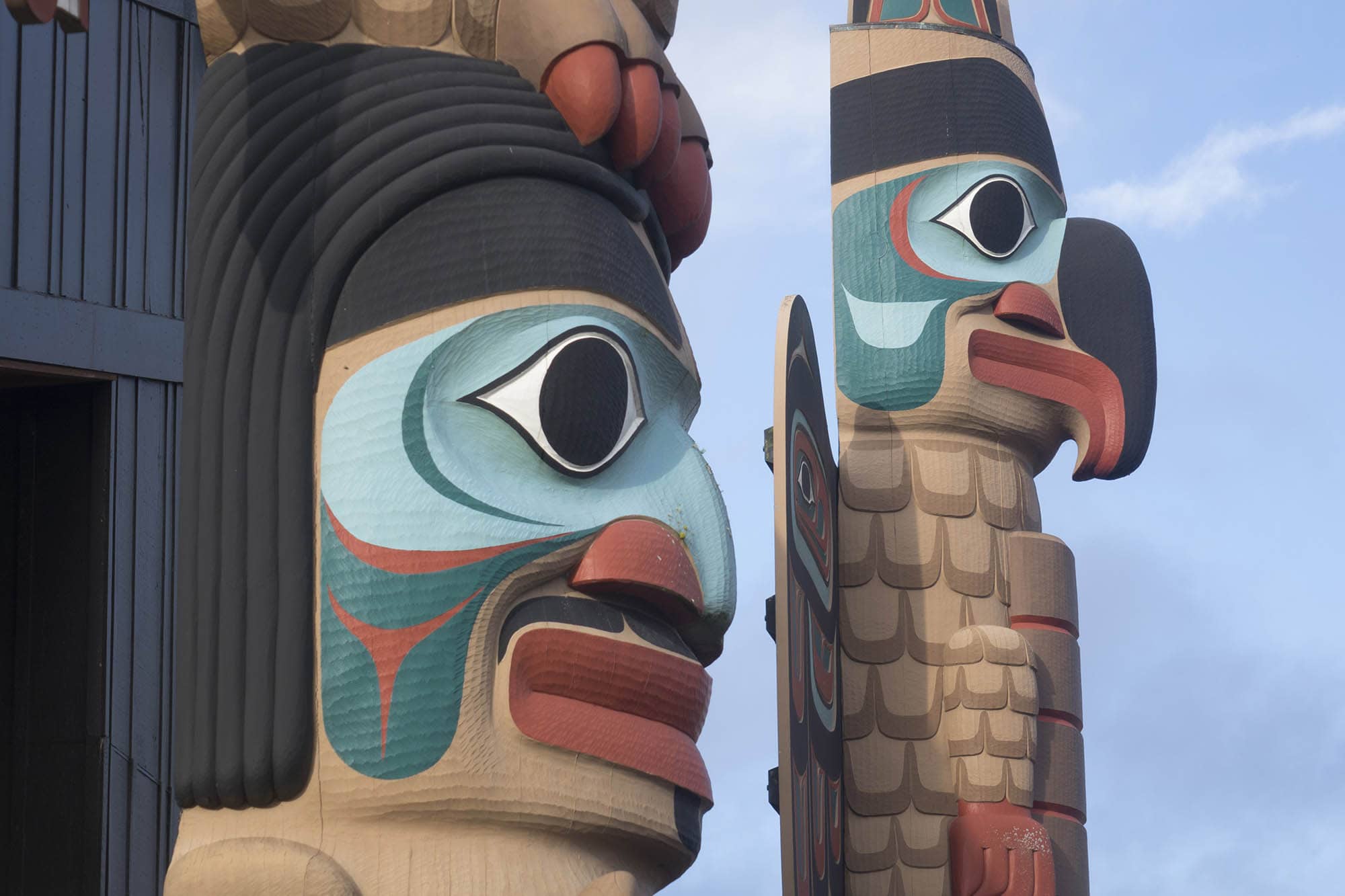 Tótems de la tribu Jamestown en Blyn, Washington