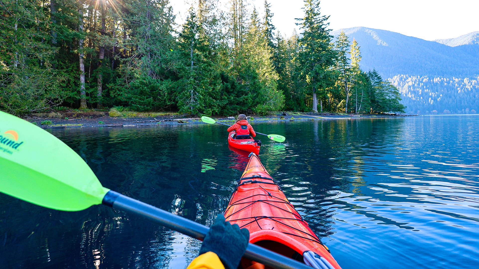 Hacer kayak en el lago Crescent, en la península Olímpica de Washington