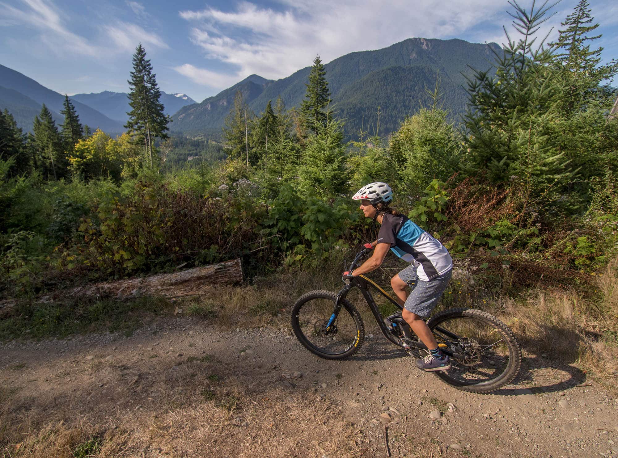 Ciclismo de montaña por el Olympic Discovery Trail, cerca de Port Angeles, en el estado de Washington