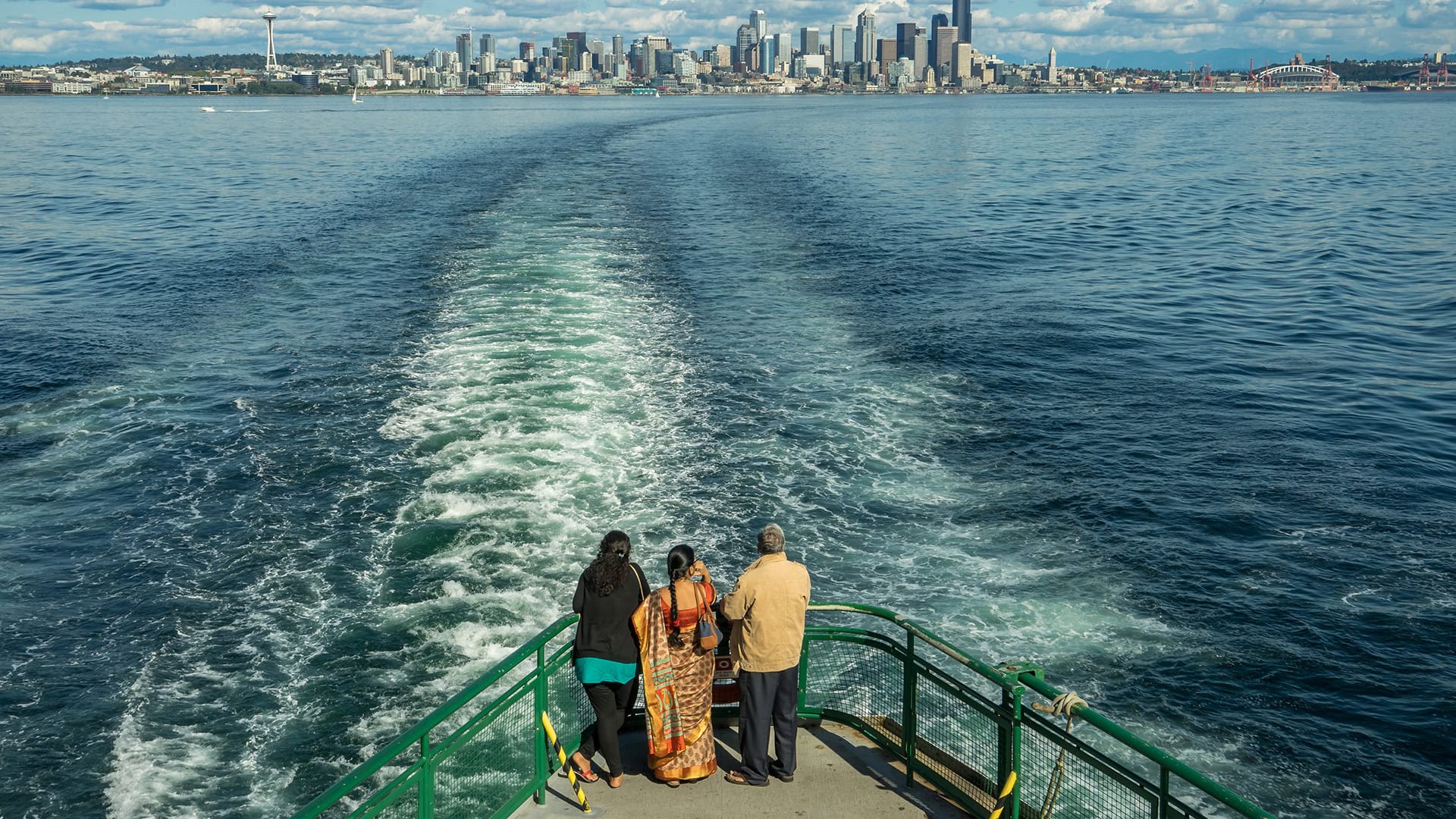 Gita in traghetto sulla baia di Elliott con vista su Seattle, Washington