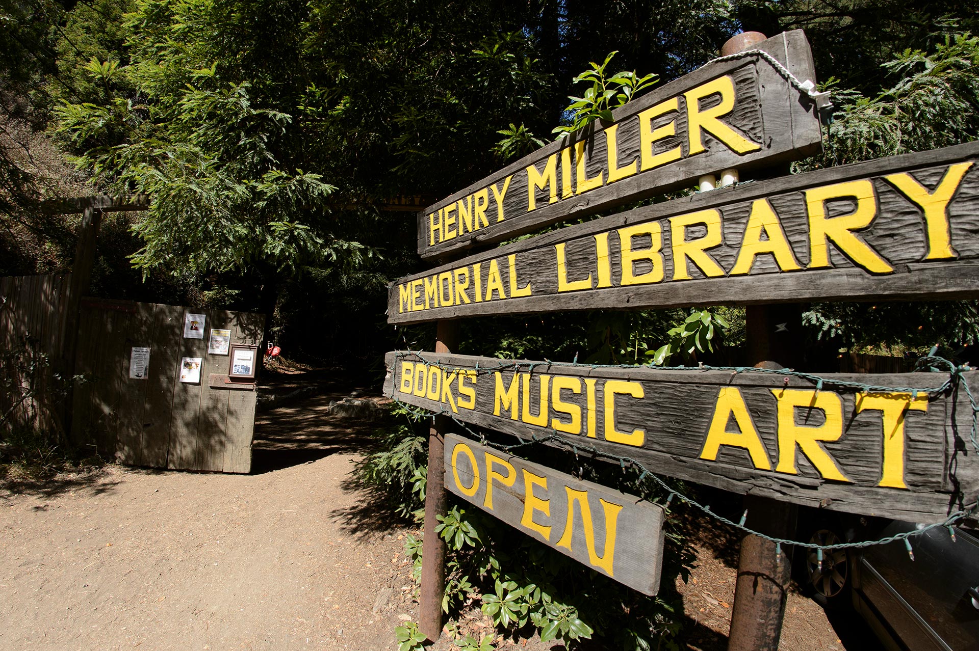 Cartel de la Biblioteca Conmemorativa Henry Miller en Monterey, California
