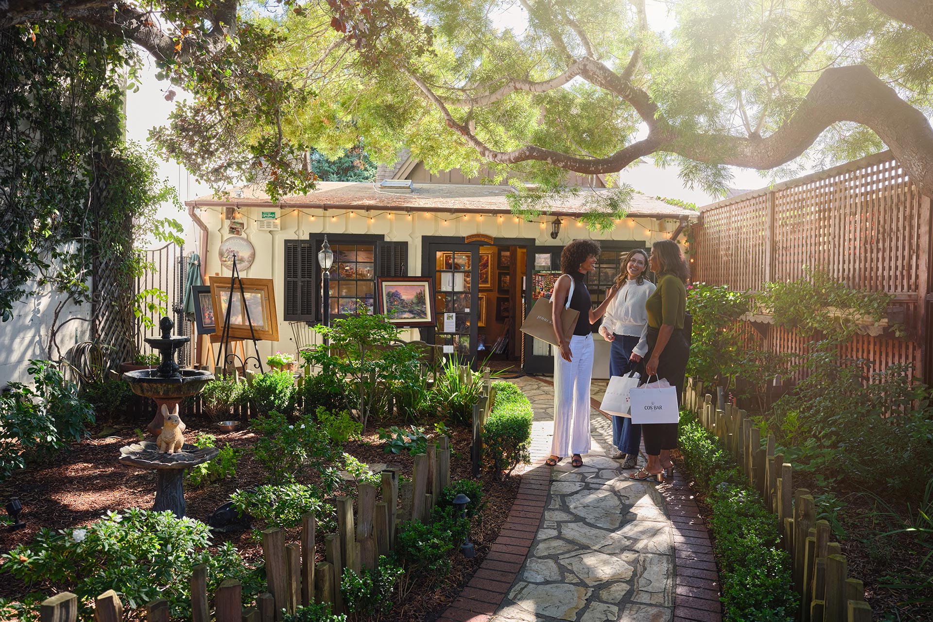 Mujeres de compras en Carmel, en Condado de Monterrey, California