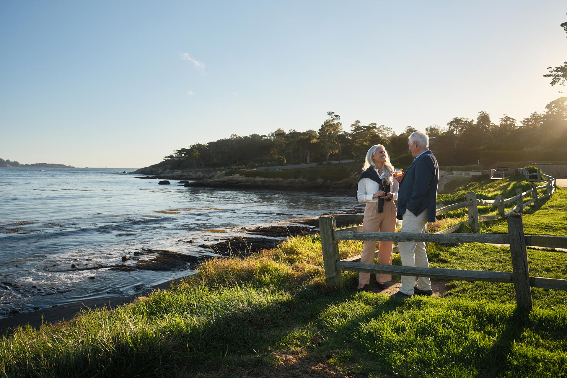 Pareja bebiendo vino junto a Pebble Beach, en Monterey( California)